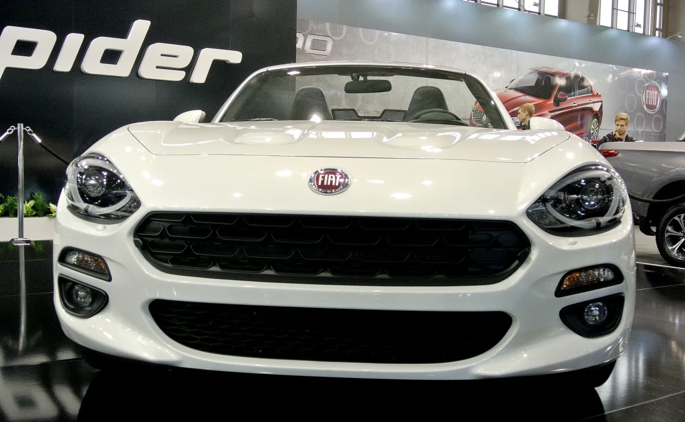 8910881-fiat-124-spider.jpg