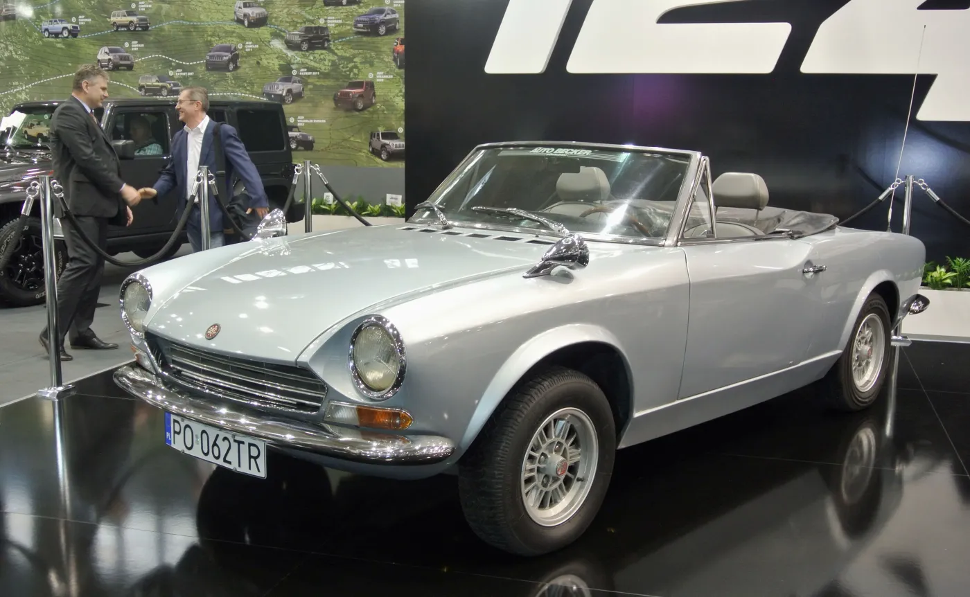 8910913-fiat-124-spider.jpg