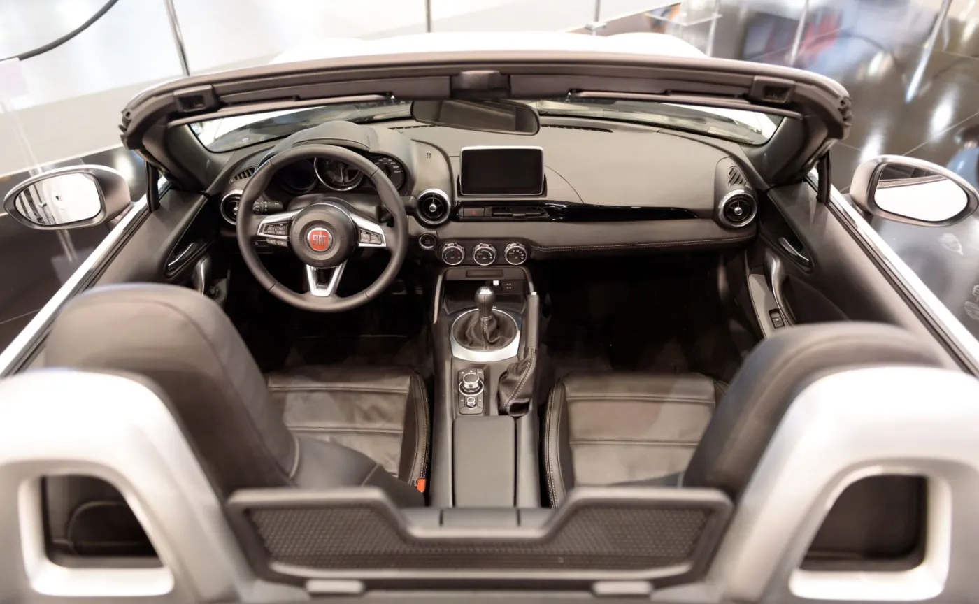 8911040-fiat-124-spider.jpg