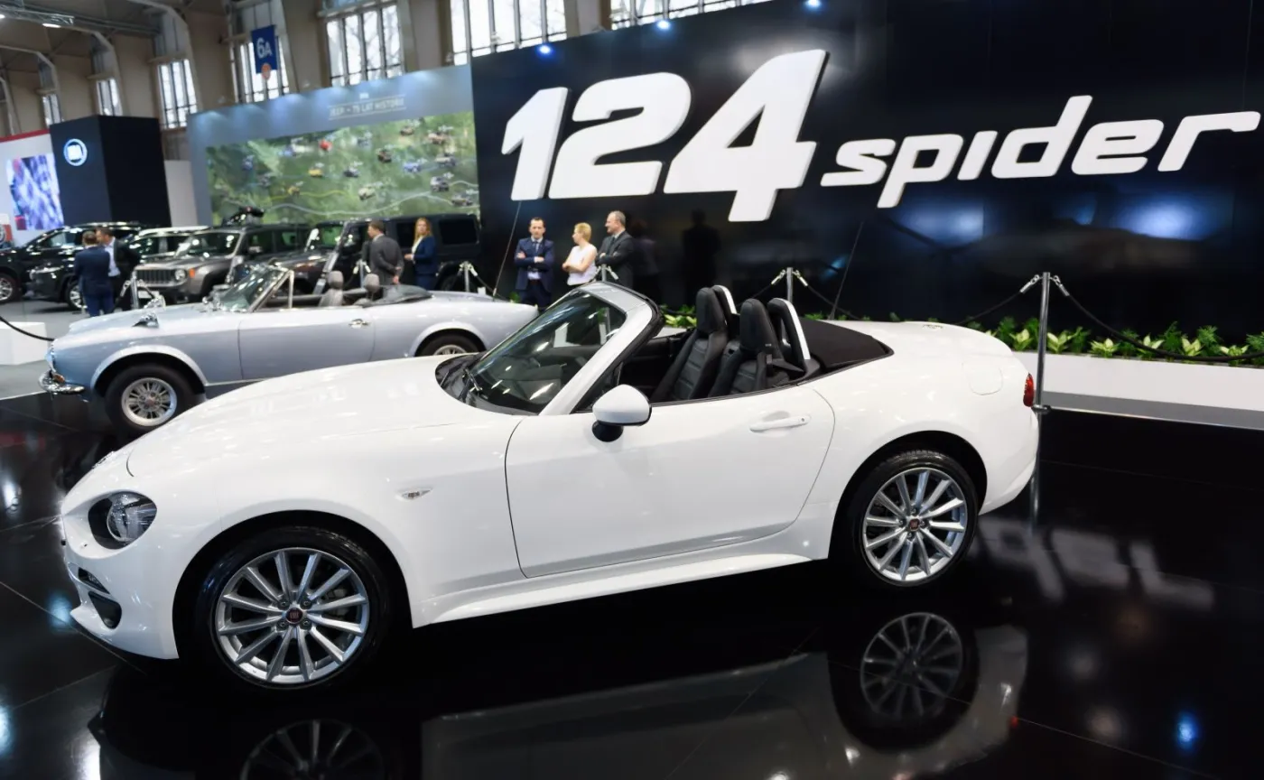 8911072-fiat-124-spider.jpg