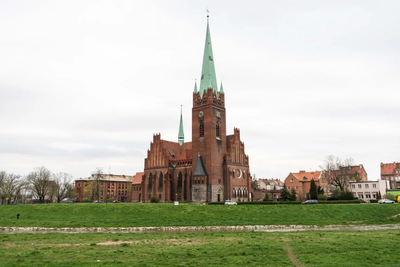 8925857-legnica-kosciol-sw.jpg