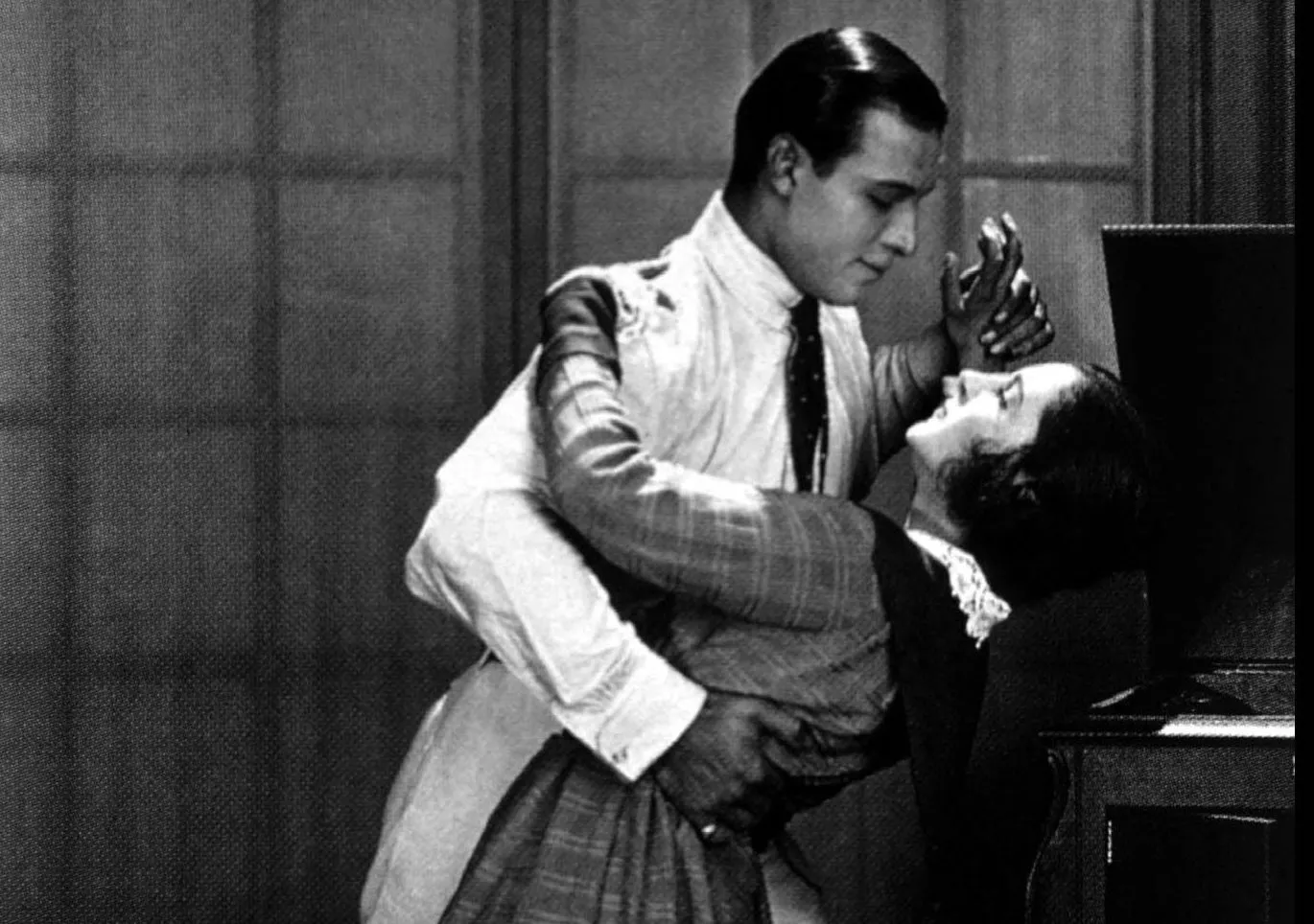 8946973-rudolf-valentino.jpg