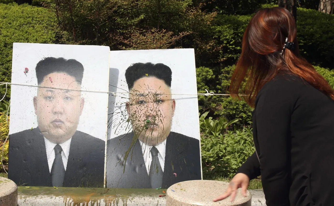 Korea Południowa. Akcja obrzucania balonami z farbą portretów Kim Dzong Una, przywódcy Korei Północnej