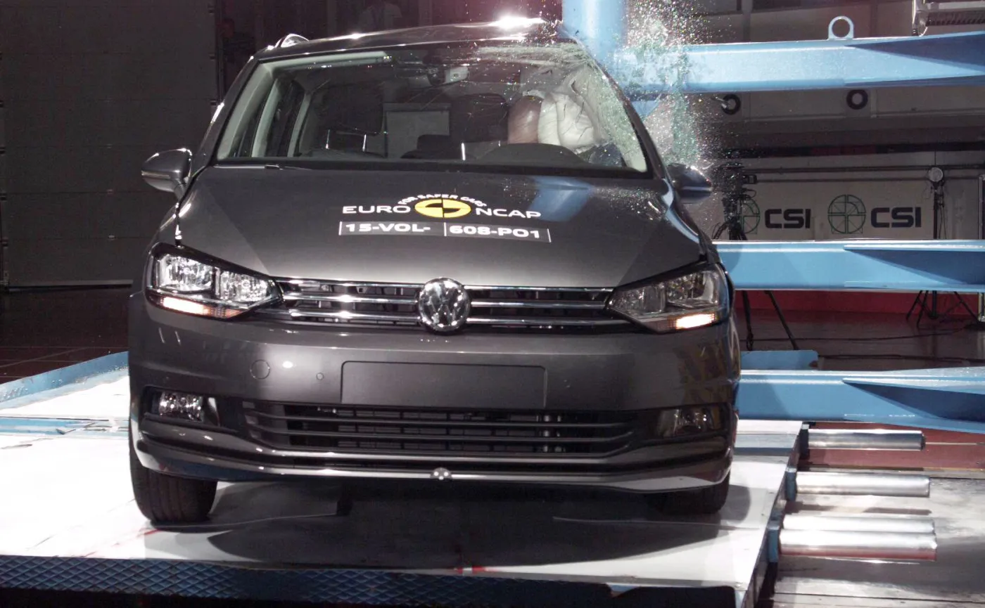8635071-volkswagen-touran.jpg