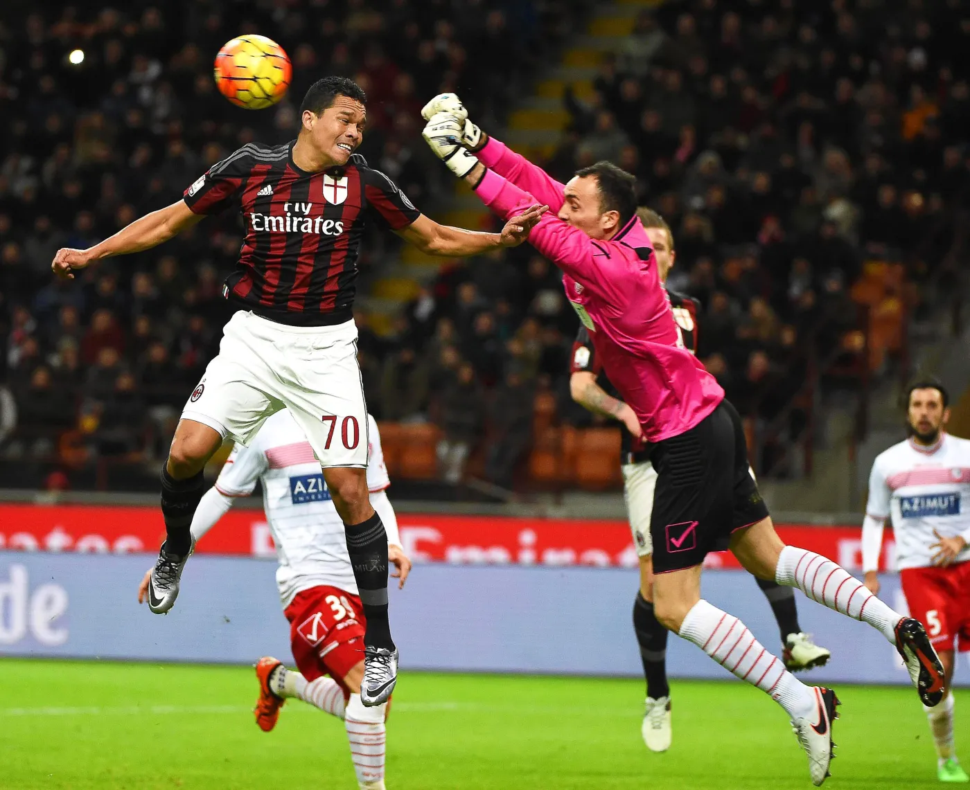 AC Milan pokonał Carpi i zagra w półfinale Pucharu Włoch. WIDEO