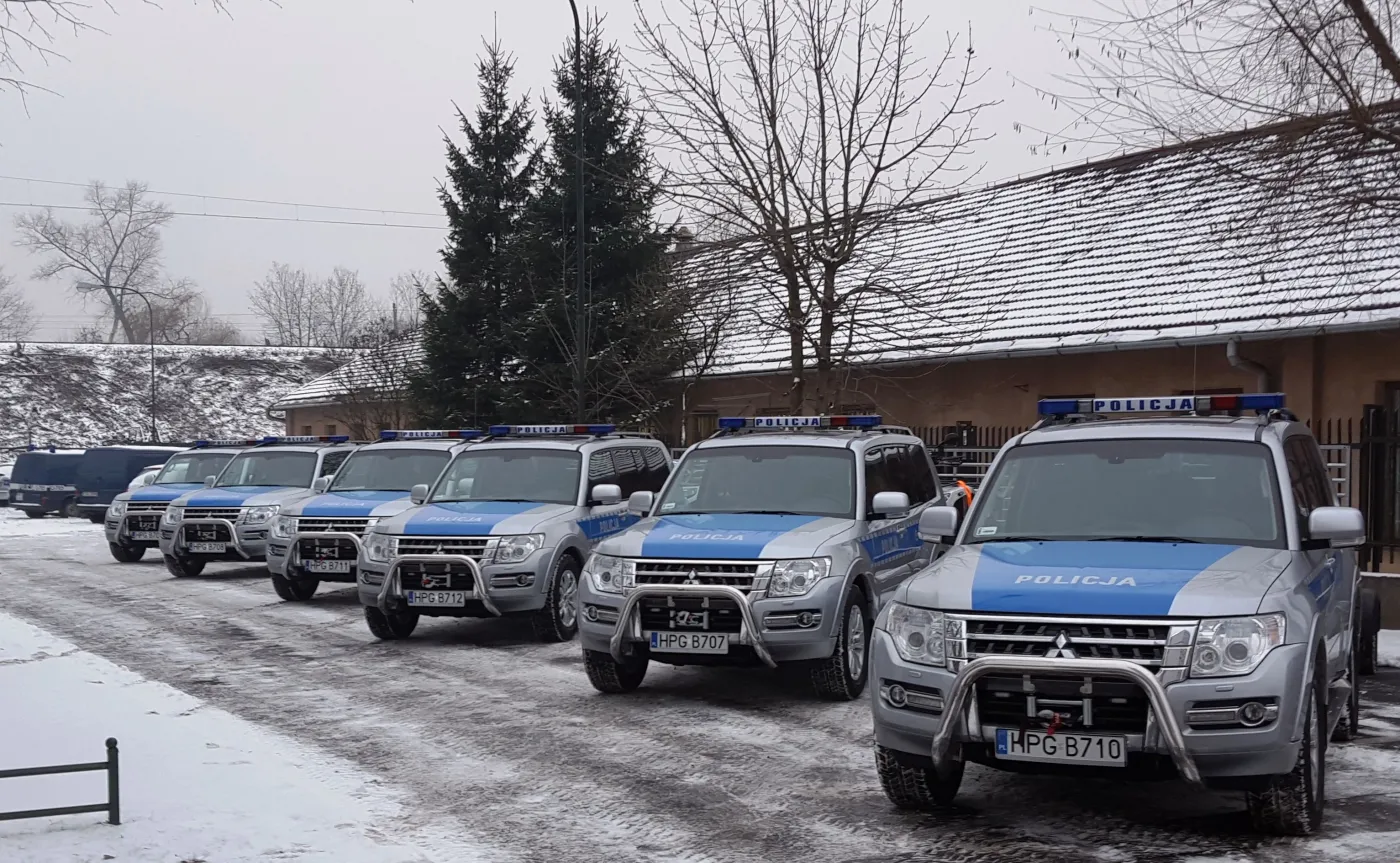 8681923-mitsubishi-pajero.jpg