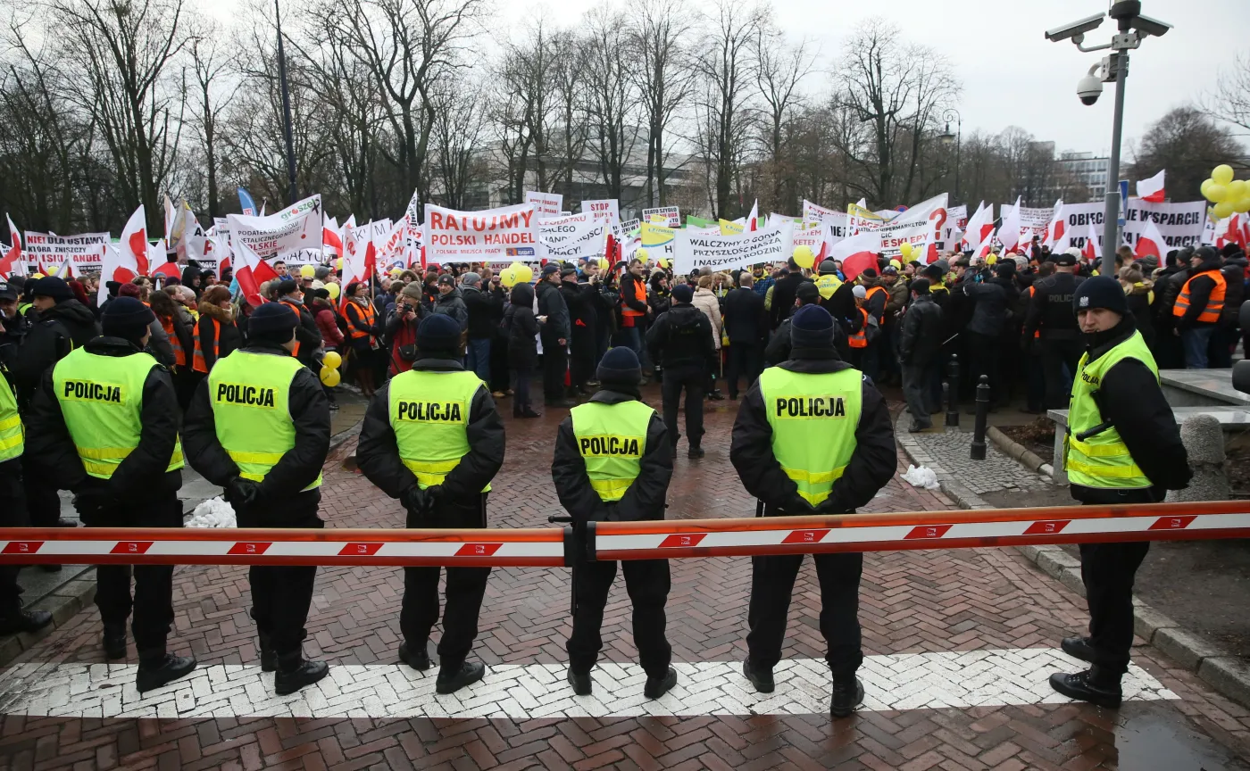8723683-protest-handlowcow.jpg