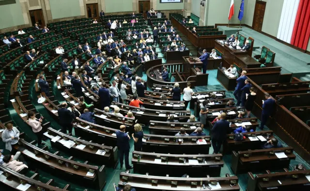 "Wstyd i hańba!", "Dziś definitywnie kończą się rządy prawa". Burzliwe obrady Sejmu ws. ustawy PiS o TK