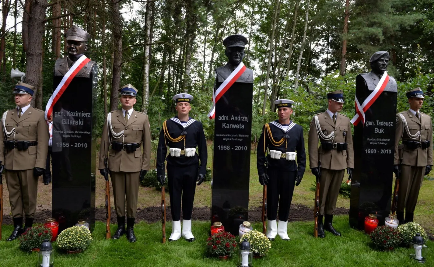Ossów pod Warszawą. Odsłonięcie popiersi generałów Tadeusza Buka, Kazimierza Gilarskiego oraz admirała Andrzeja Karwety, którzy zginęli w katastrofie smoleńskiej