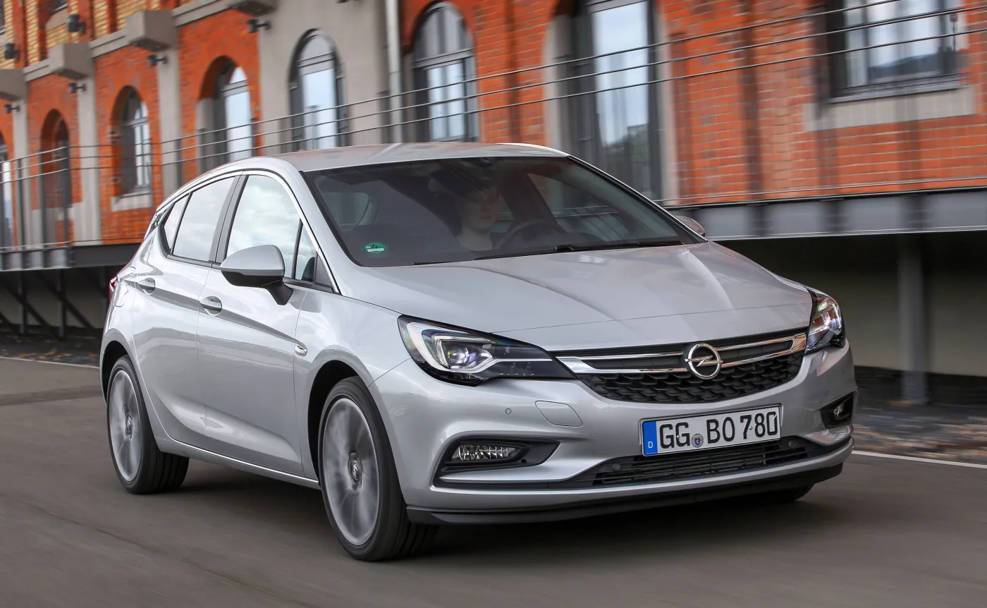 9031282-opel-astra-biturbo.jpg