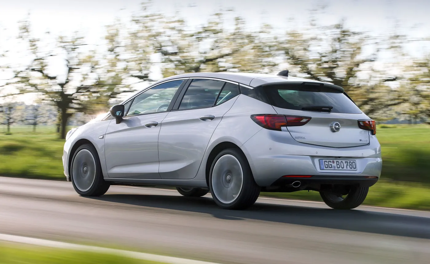 9031346-opel-astra-biturbo.jpg