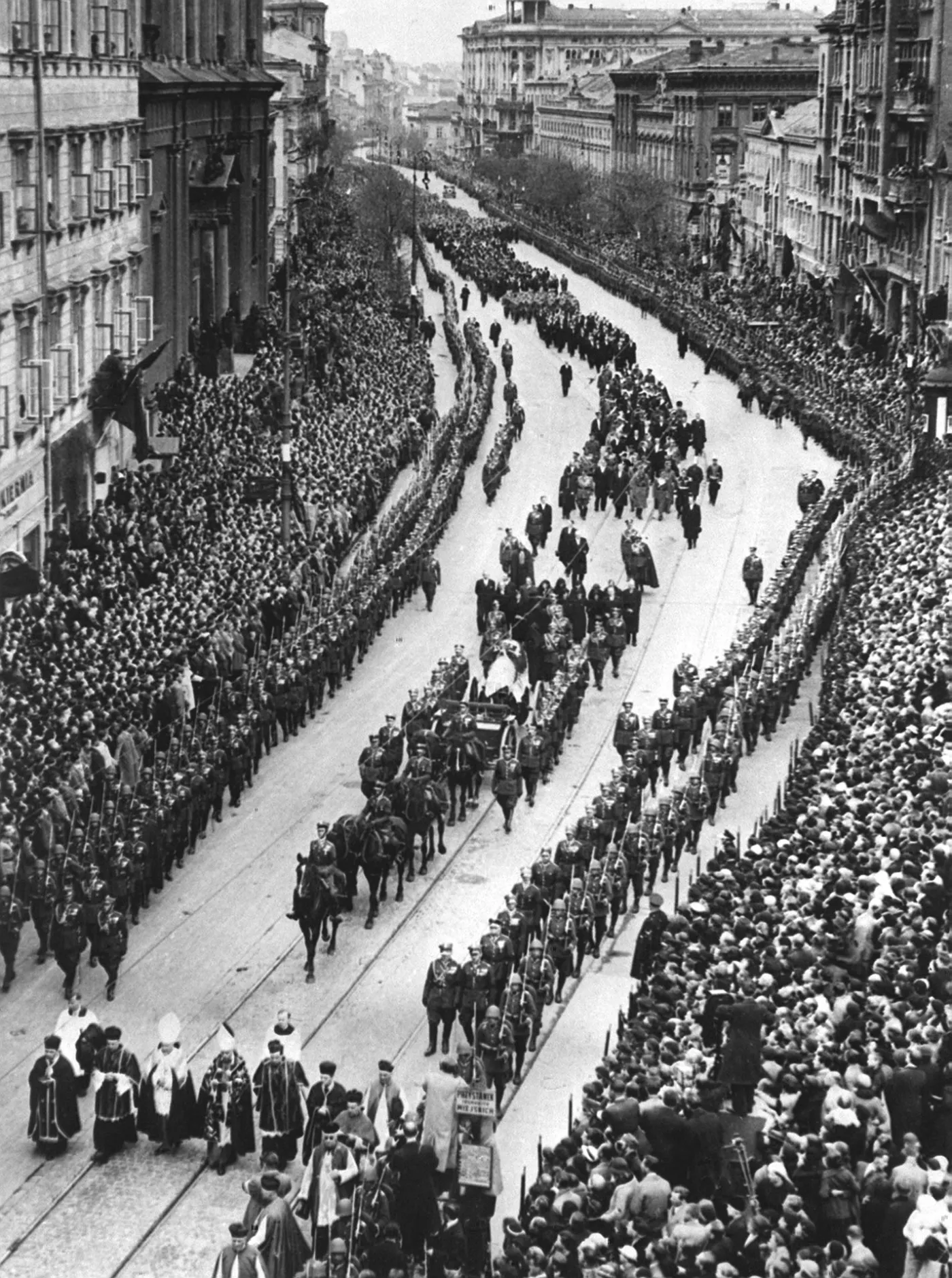 Ćwierć miliona ludzi żegnało marszałka. ZDJĘCIA z pogrzebu Piłsudskiego