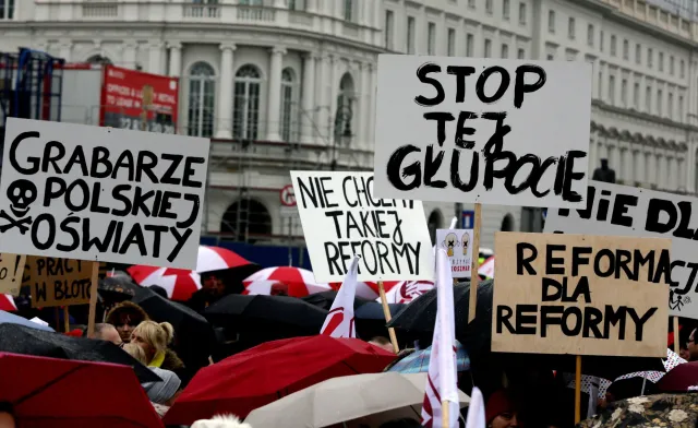 "Stop tej głupocie" i kopiec z kredy przed Sejmem. Tysiące ludzi na proteście przeciwko reformie edukacji. GALERIA