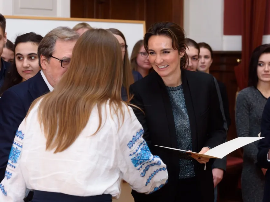 Perfekcyjna interpretacja stylu smart casual: Dominika Kulczyk na wręczeniu stypendiów. FOTO