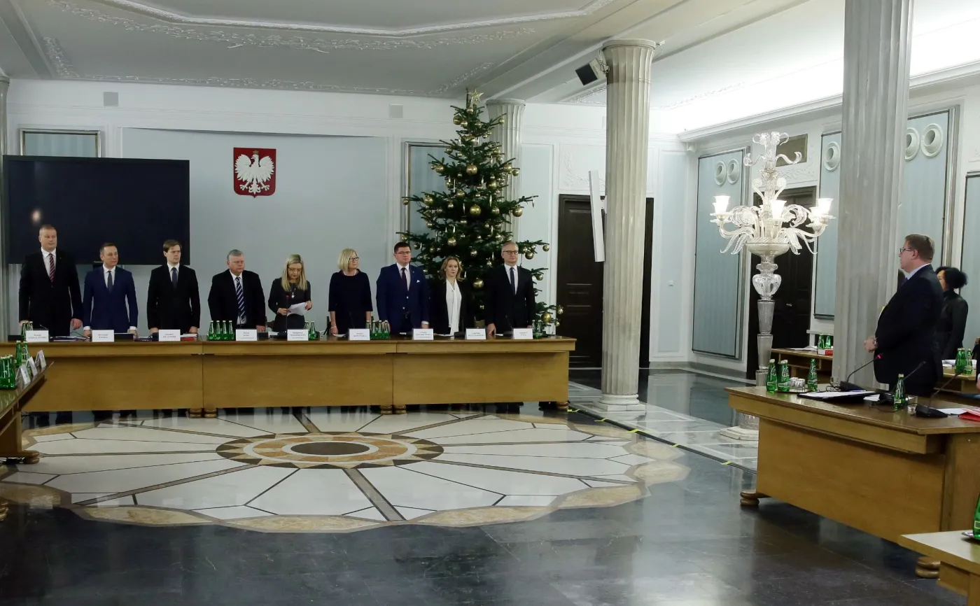 Komisja śledcza ds. Amber Gold (od lewej): poseł Nowoczesnej Witold Zembaczyński, poseł PO Krzysztof Brejza, poseł PiS Jarosław Krajewski, poseł PiS Marek Suski, przewodnicząca posłanka PiS Małgorzata Wassermann, posłanka PiS Joanna Kopcińska, poseł Kukiz'15 Tomasz Rzymkowski, posłanka PSL Andżelika Możdżanowska i poseł PiS Stanisław Pięta przed przesłuchaniem byłego prezesa Sądu Okręgowego w Gdańsku sędziego Ryszarda Milewskiego