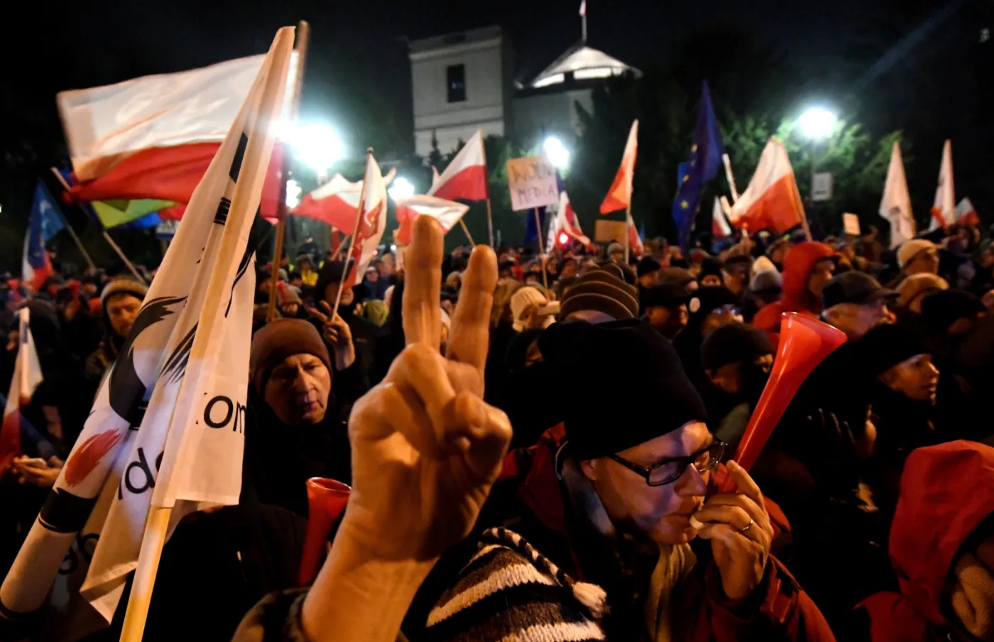 Mężczyzna "upadł" przy świecy dymnej. Policja: Nagranie ukazuje rzekome użycie gazu [WIDEO]