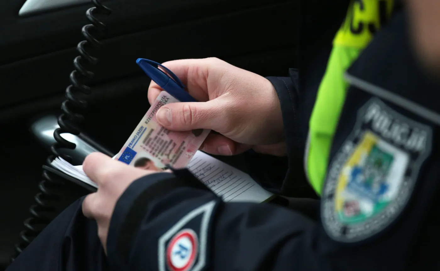 Zabiorą prawo jazdy, nawet jeśli nie dasz go policjantowi. Nowe i ostrzejsze przepisy już działają