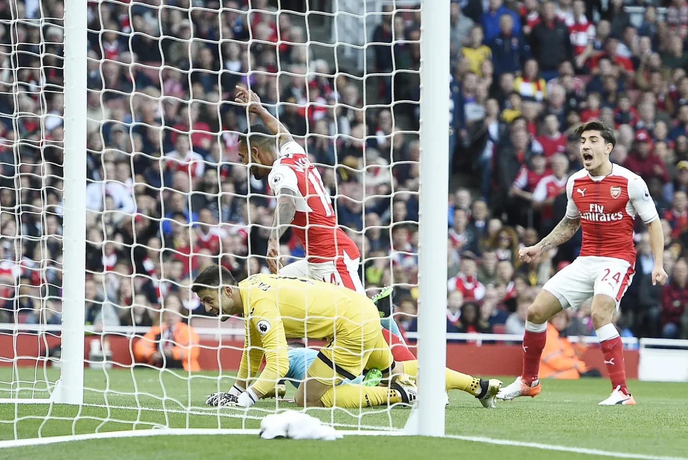 Liga angielska: Fabiański pokonany trzy razy. Arsenal wygrał ze Swansea i dogonił Manchester City