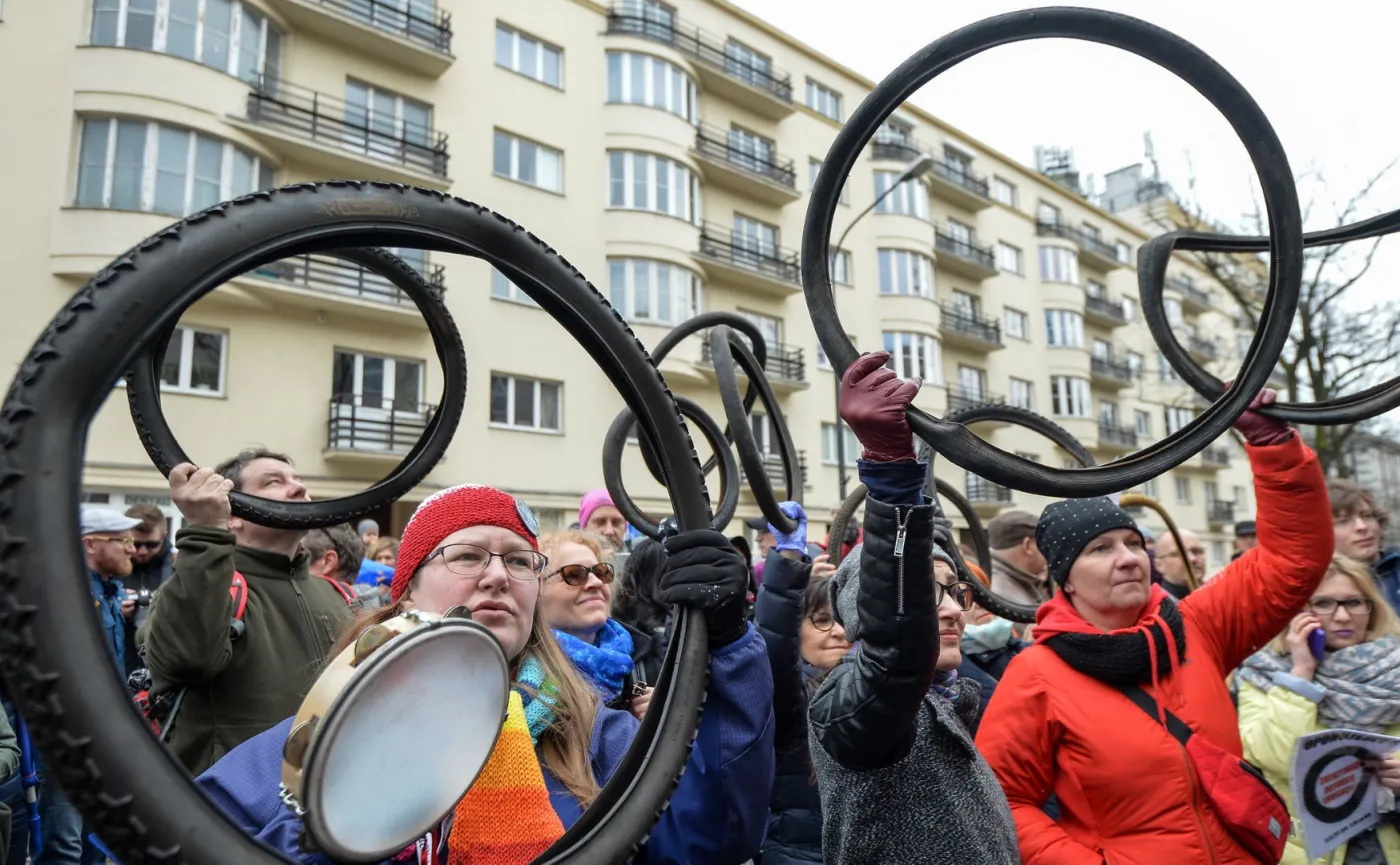 10007737-protest-100-opon.jpg