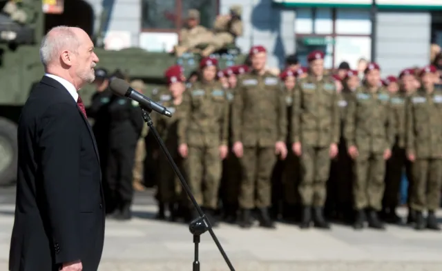Macierewicz do żołnierzy NATO: Niech Bóg wszechmogący błogosławi Amerykę, błogosławi NATO, błogosławi Polskę