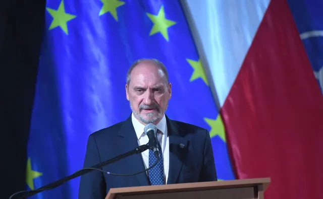 Młodzieżówka PO krytykuje Macierewicza: Zachowuje się jak dziecko w sklepie z zabawkami