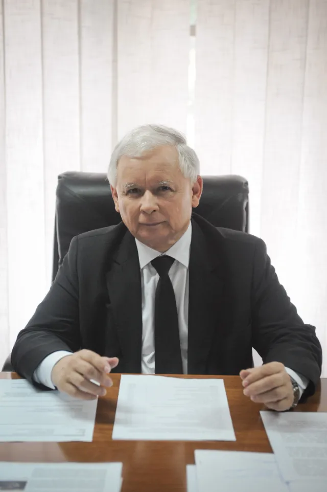 "Radiomaryjni", "biali ludzie", czyli kto jest kim przy uchu prezesa. "Wrogiem przestaje być PO, staje się nim kolega z rządu"
