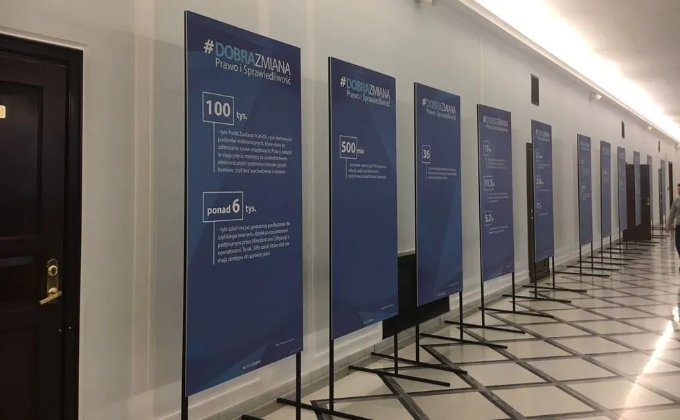 Opozycja oburzona sejmową wystawą o sukcesach Szydło. "To propaganda w gomułkowskim stylu"