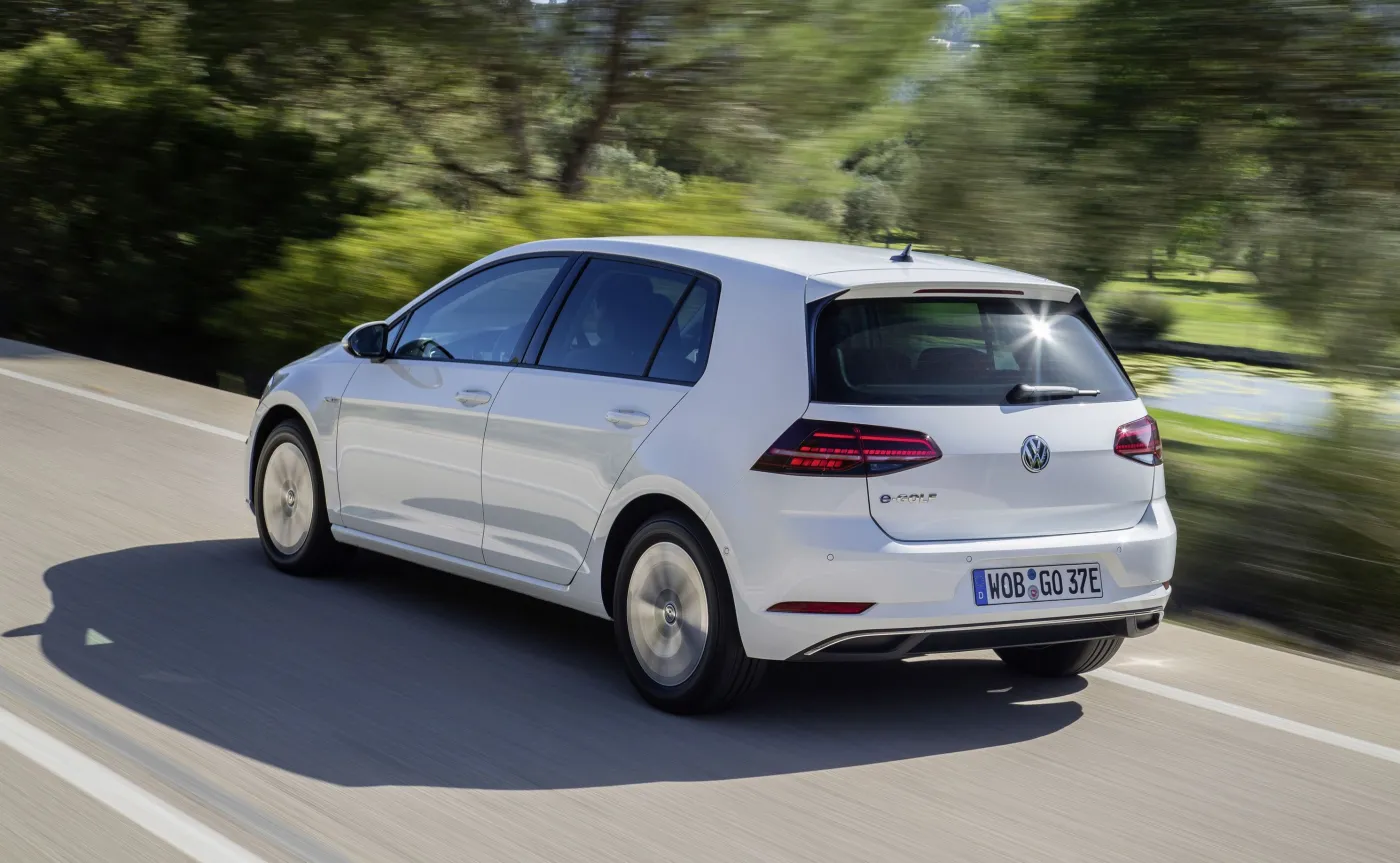 Silnik elektryczny e-Golfa po modernizacji rozwija moc 100 kW (136 km), czyli o 15 kW większą niż starszy model. Wzrósł również maksymalny moment obrotowy silnika elektrycznego - z 270 Nm do 290 Nm