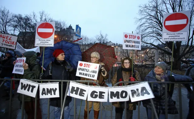 Protesty przeciw wizycie prezesa PiS na Wawelu. "Módl się prywatnie, nie w blasku fleszy"