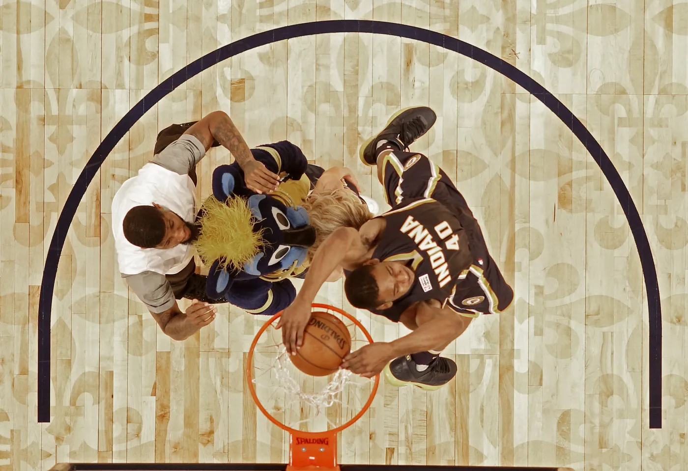 Liga NBA: Robinson przeskoczył nad kolegą z drużyny, klubową maskotką oraz cheerleaderką i wygrał konkurs wsadów