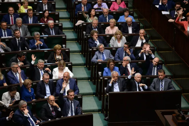 "Skończył się efekt Tuska, zaczął się efekt Schetyny". Spadek poparcia dla PO w sondażach