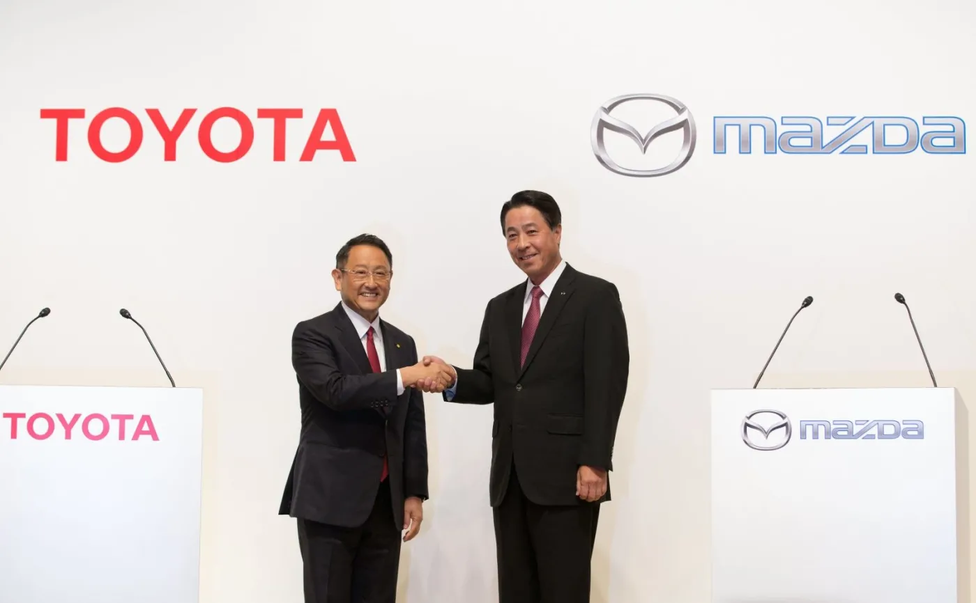 Akio Toyoda, prezydent Toyoty oraz szef Mazdy Masamichi Kogai  
