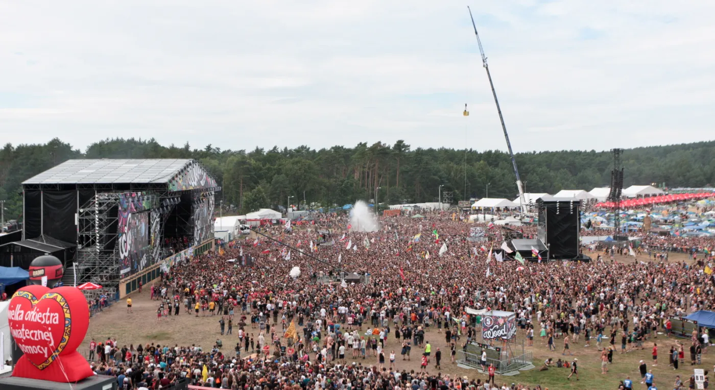 10355810-tlum-pod-scena.jpg