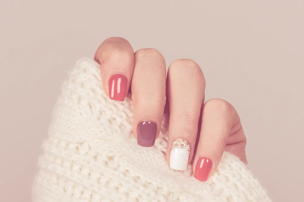 Industrialny minimalizm kontra bogactwo zdobień: 11 najważniejszych trendów w jesiennym manicure