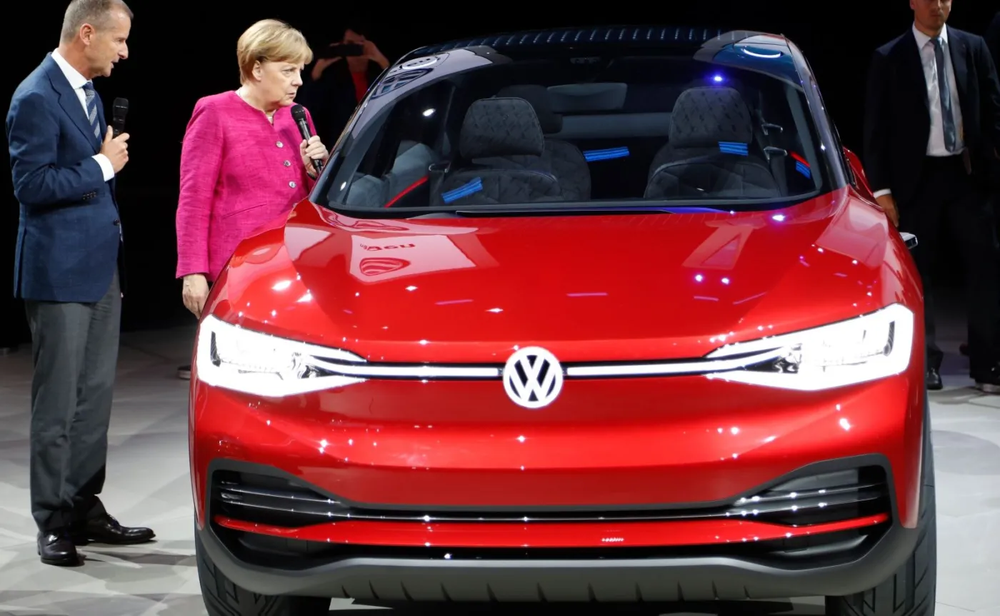 Kanclerz Angela Merkel na stoisku VW. W jej obecności Herbert Diess, szef marki Volkswagen Samochody Osobowe, ogłosił że w 2019 roku także w czasie salonu samochodowego we Frankfurcie zobaczymy produkcyjną wersję pierwszego elektrycznego modelu z rodziny I.D. 