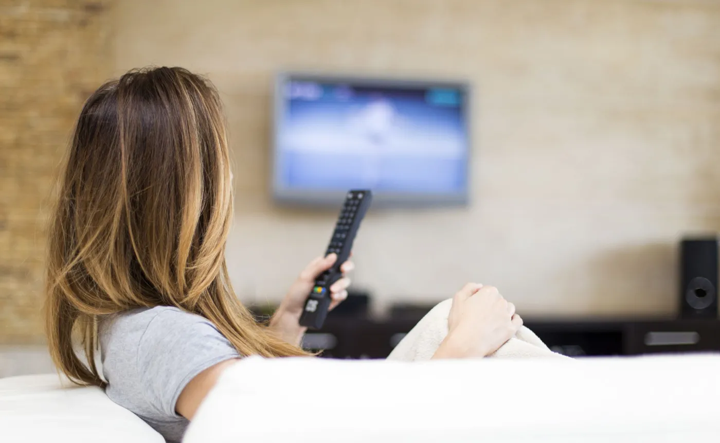 Kobieta ogląda TV