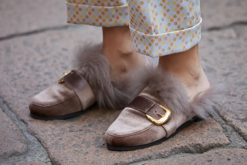 Wymagające, ale szalenie modne: jak i z czym nosić aksamitne buty?