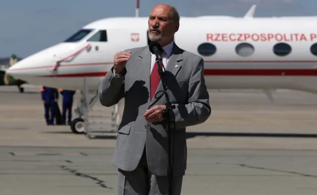 Dziennikarz pokazuje "mapę powiązań Macierewicza z GRU, Putinem i rosyjską mafią". PO żąda wyjaśnień