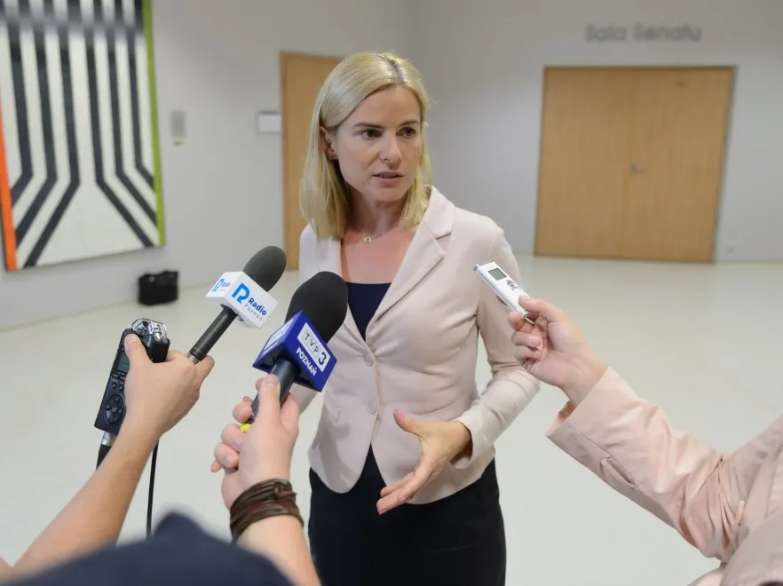 Joanna Schmidt ma ten sam problem z noszeniem żakietu, co Beata Szydło. FOTO