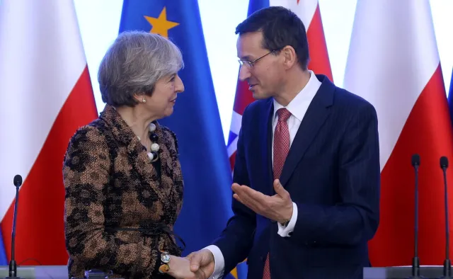 Premier May w Warszawie o artykule 7: Kwestie konstytucyjne to wewnętrzna sprawa poszczególnych krajów