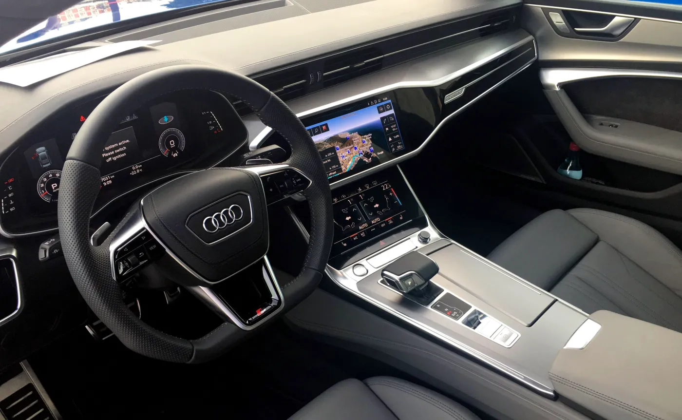 Audi A7 Sportback.Na pokładzie znajdziemy sporo nowoczesnych technologii, które zadebiutowały niedawno w limuzynie A8