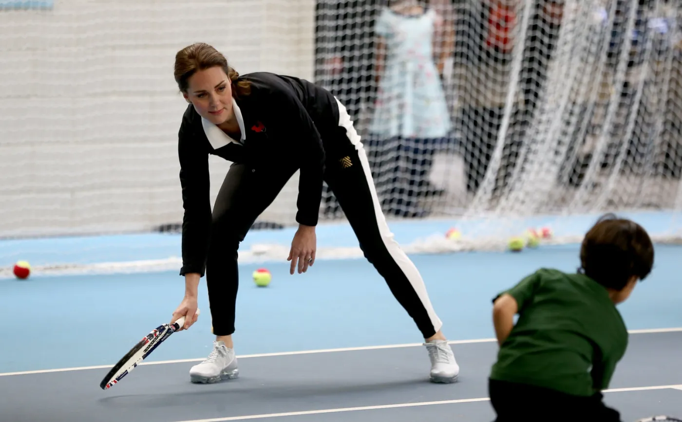 Piękna również w sportowym wydaniu: ciężarna księżna Kate w dresie gra w tenisa. FOTO
