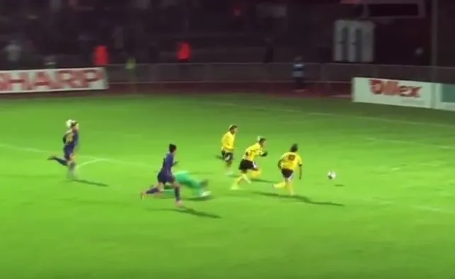 Hit internetu! Trzy kobiety, piłka, pusta bramka i... sami zobaczcie, co się stało [WIDEO]