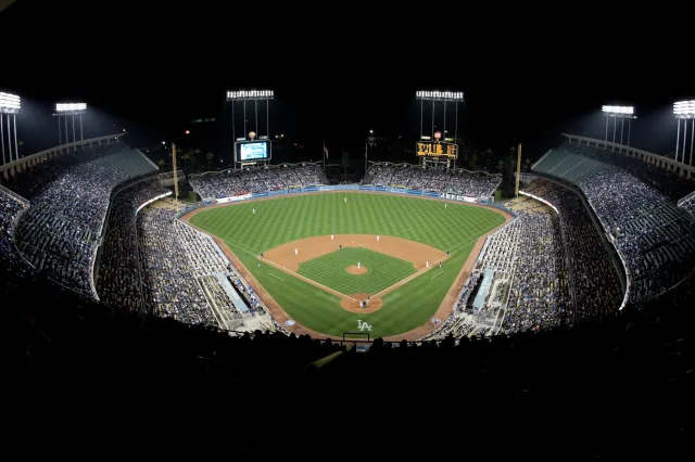 Koszulka pierwszego czarnoskórego Amerykanina w lidze MLB sprzedana za ponad 2 mln dolarów