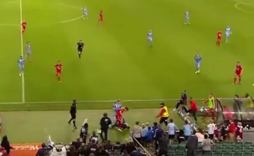 Piłkarz surowo ukarany za przewrócenie chłopca od podawania piłek [WIDEO]