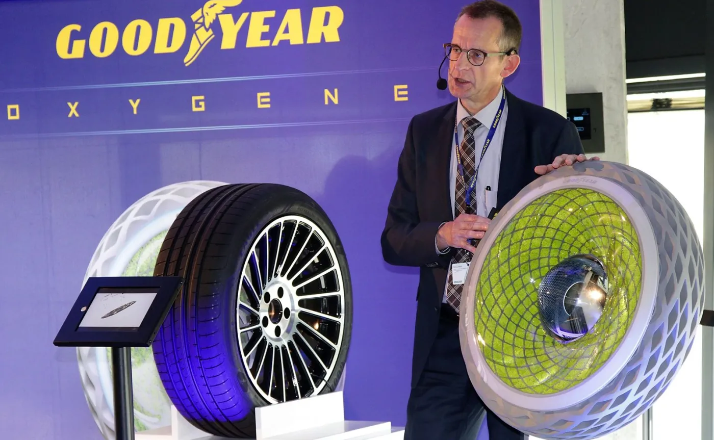 Goodyear Oxygene i  Percy LeMaire, dyrektor ds. technologii opon osobowych, Centrum Innowacji Goodyear w Luksemburgu