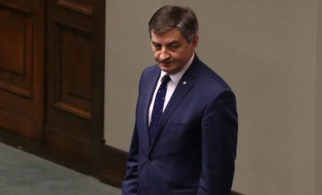 PO zawiadamia prokuraturę ws. marszałka Kuchcińskiego. W tle lista podpisów pod kandydaturami do KRS