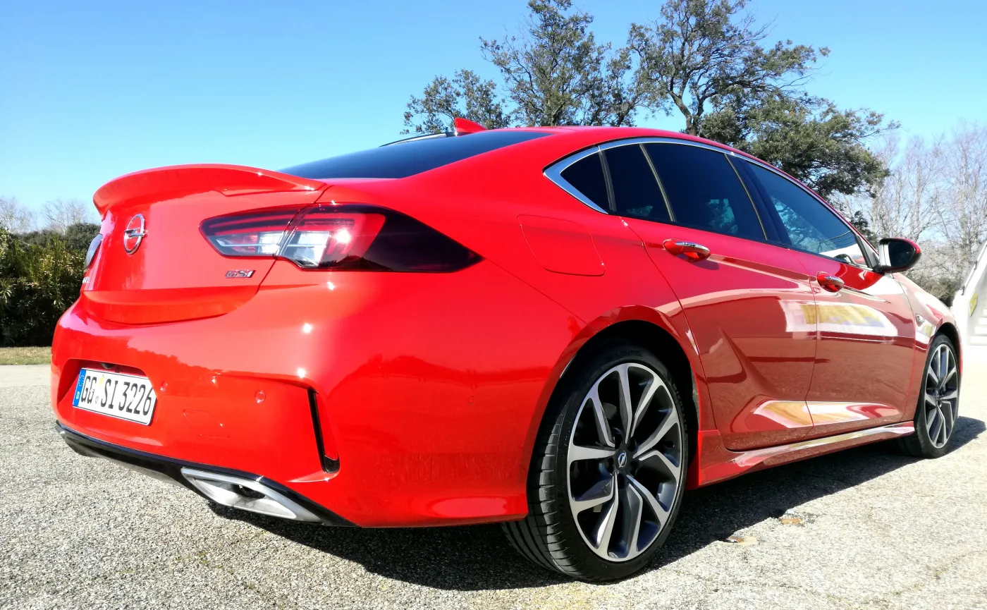 Opel Insignia GSi Grand Sport - w czerwonym jej do twarzy