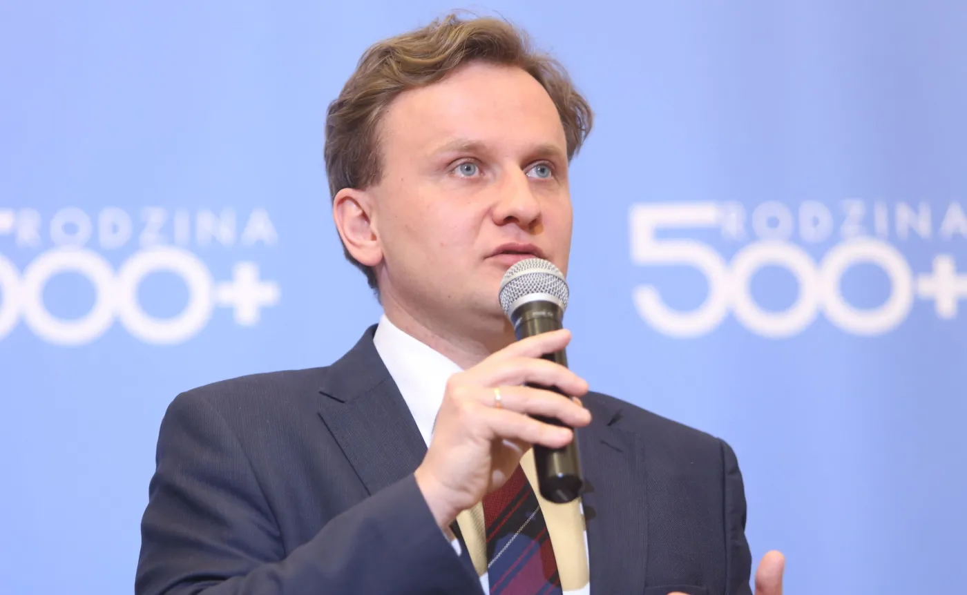 Wiceminister Marczuk: Przyzwoite zarobki urzędników budują powagę państwa