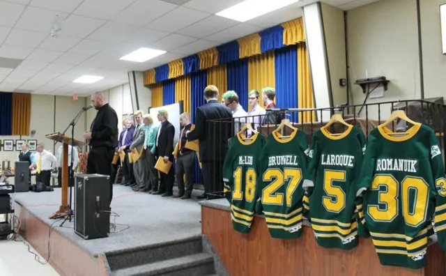 Kanadyjczycy wystawiają przed domami hokejowe kije. Chcą w ten sposób uczcić pamięć zawodników Humboldt Broncos